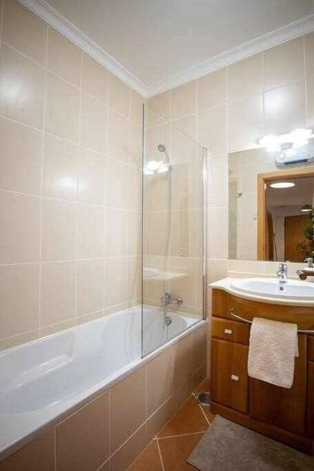 טאווירה Modern 3Br Apt W/ Lg Terrace, Bbq, Ac & Parking מראה חיצוני תמונה